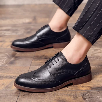 Elegantno klasične moške usnje formalno čevlji konicami prstov moška obleka podjetje obutev italijanski oblikovalec brogue oxford čevlji za človeka